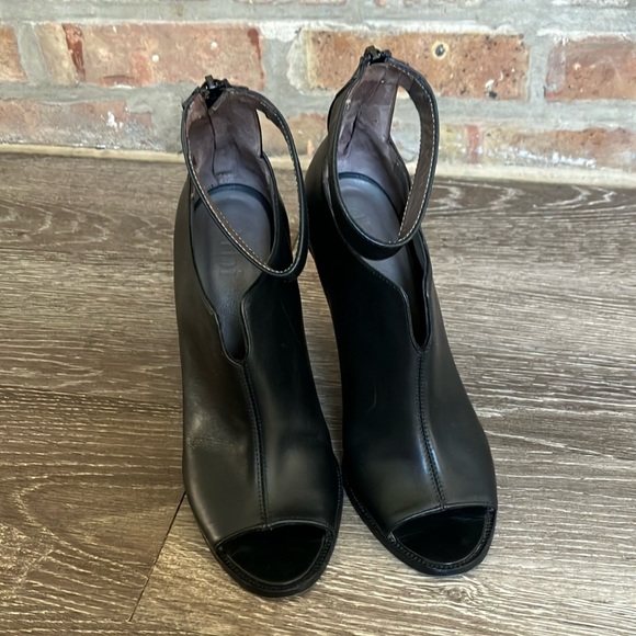 Tibi - Picture 17 of 17